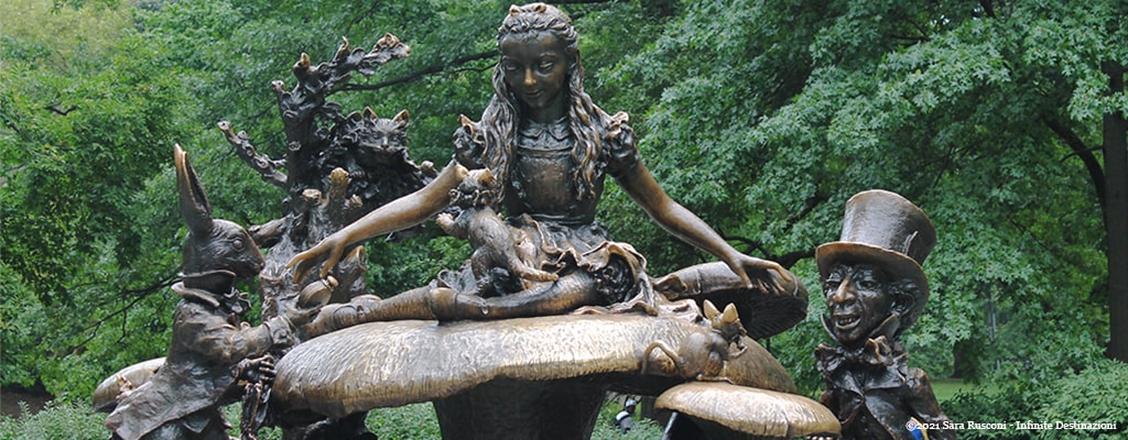 Statua di Alice nel Paese delle Meraviglie presente all'interno del Central Park di New York