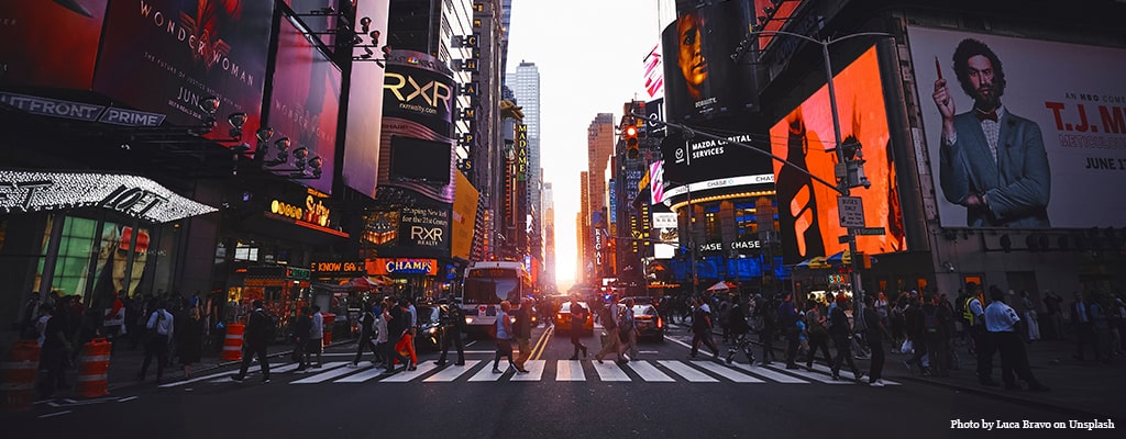 Il Manhattanhenge: il sole al tramonto si allinea perfettamente con il reticolato delle strade di New York