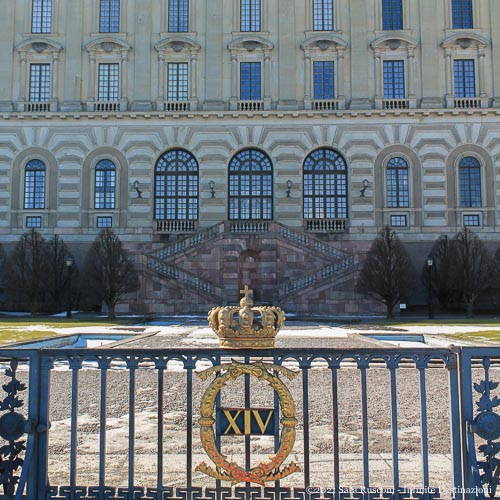 Stoccolma: retro del Palazzo Reale e cancello con la corona