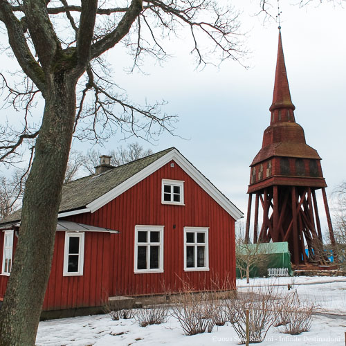 Stoccolma: campanile e cottage presenti nello Skansen